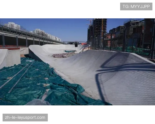 滑板场的水泥弧面：光滑度决定滑行速度，滑板水平